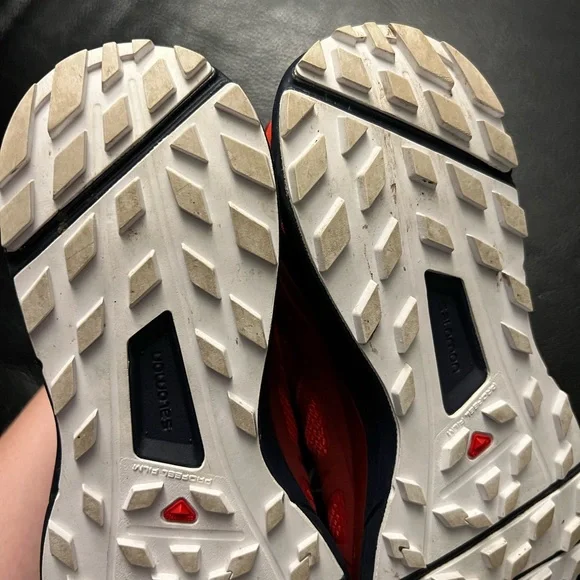 Salomon like new size 9 women size 7 men, red hiking sneakers. - Picture 8 of 8